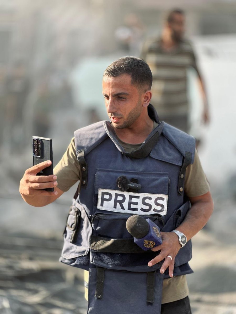 MyPalestine0's tweet photo. طبتَ في جنّاتِ ربٍّ رحيمٍ
حيثُ لا حزنٌ ولا دمعٌ جرى
صبّرَ اللهُ قلوبًا موجعاتٍ
وربطَ الصبرَ فيهنَّ رداءَ
إنَّما الدنيا عبورٌ عابرٌ
واللقاءُ الحقُّ يومًا في السماء💚
#أنس_الشريف https://t.co/MdMjAOQE3g
