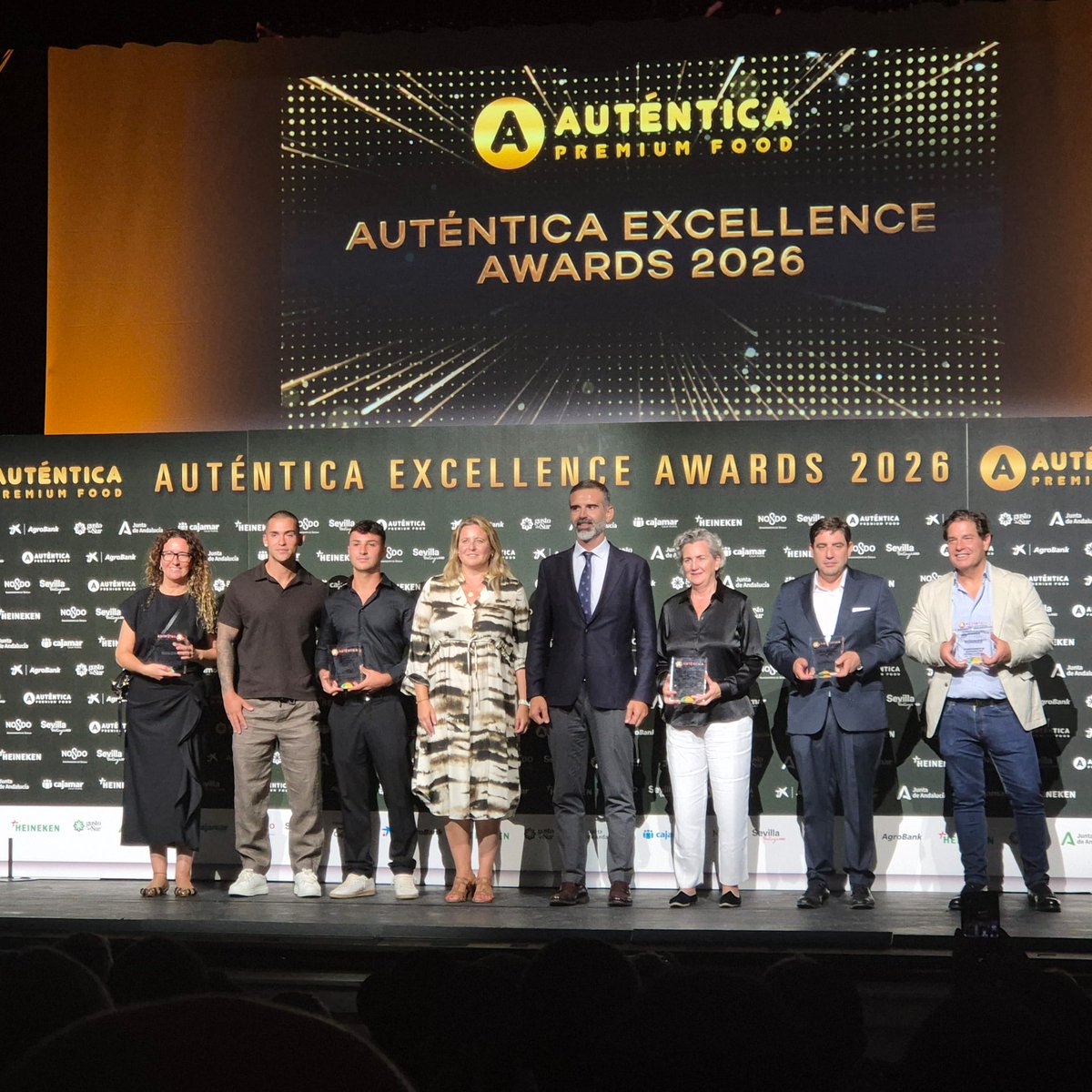 FEICASE's tweet photo. En la tarde noche de ayer, nuestro Sec Gral, @FedericoTorre, estuvo representando a @FEICASE en los Auténtica Excellence Awards 2026, unos reconocimientos que ponen en valor el talento, la excelencia y el compromiso con el producto auténtico, el territorio y la gastronomía. https://t.co/vsbl2D3QZs