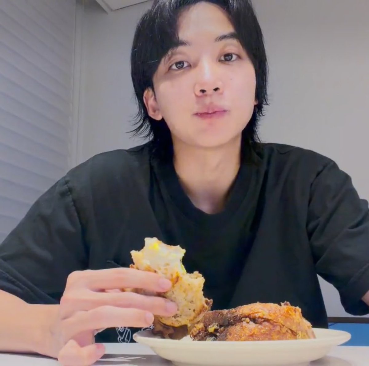 sounds_of_cheol's tweet photo. jeonghan 🥪 https://t.co/in2iPURuMx