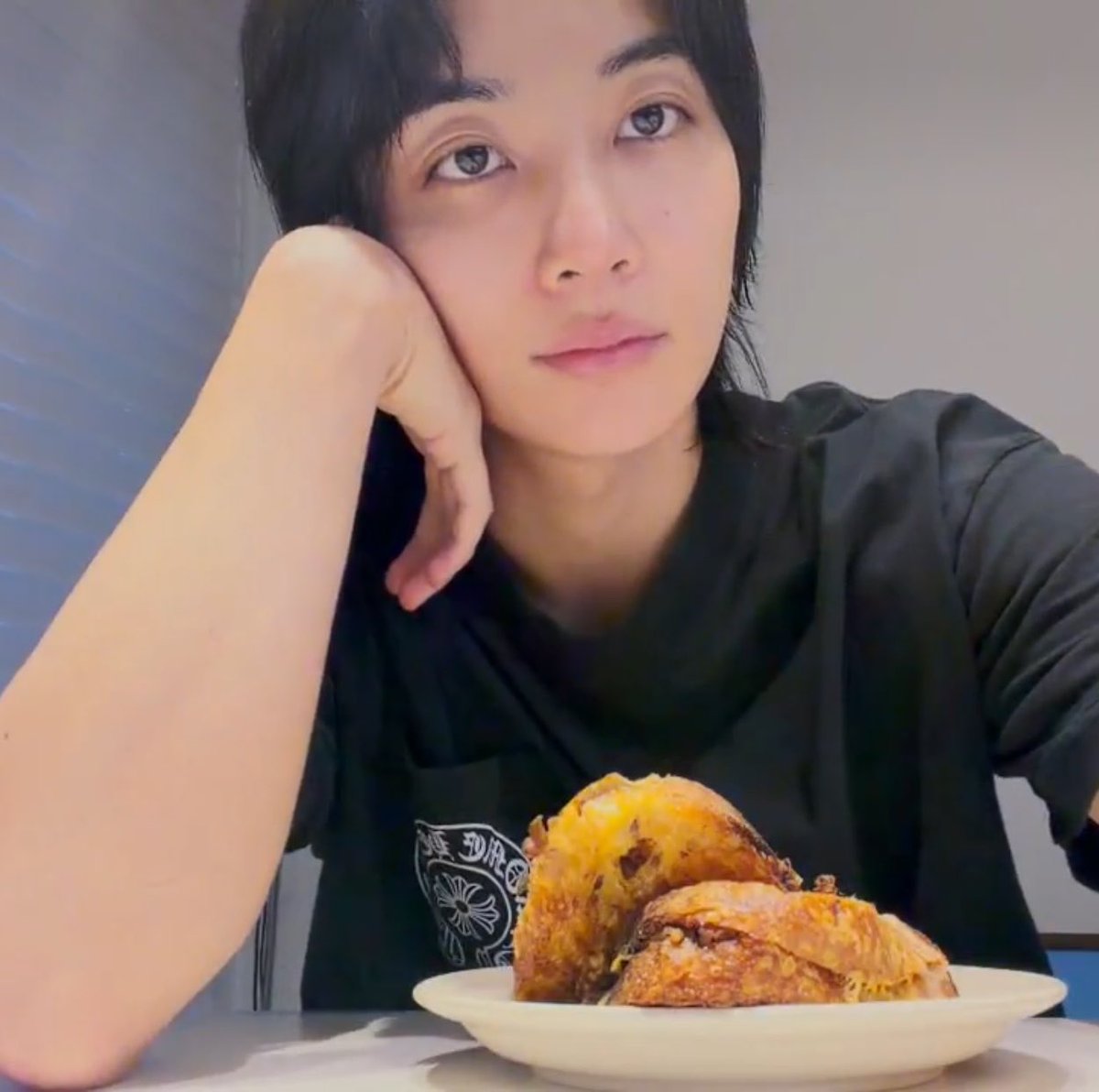 sounds_of_cheol's tweet photo. jeonghan 🥪 https://t.co/in2iPURuMx