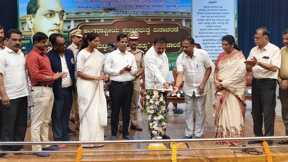 MandyaPolice's tweet photo. ಈ ದಿನ ಮಂಡ್ಯದ ಅಂಬೇಡ್ಕರ್ ಭವನದಲ್ಲಿ ವಿವಿಧ ಇಲಾಖೆಗಳ ಸಹಯೋಗದೊಂದಿಗೆ ಆಯೋಜಿಸಲಾಗಿದ್ದ ಅಂತರರಾಷ್ಟ್ರೀಯ ಪ್ರಜಾಪ್ರಭುತ್ವ ದಿನಾಚರಣೆ ಹಾಗೂ ಜಿಲ್ಲಾ ಮಟ್ಟದ ಯುವ ಸಂಸತ್ತು ಸಭೆಗೆ ಮಾನ್ಯ ಜಲಸಂಪನ್ಮೂಲ ಹಾಗೂ ಜಿಲ್ಲಾ ಉಸ್ತುವಾರಿ ಸಚಿವರಾದ ಶ್ರೀ ಎನ್. ಚಲುವರಾಯಸ್ವಾಮಿ ರವರು ಚಾಲನೆ ನೀಡಿದರು.ಕಾರ್ಯಕ್ರಮದಲ್ಲಿ ಜಿಲ್ಲಾಧಿಕಾರಿಗಳು, https://t.co/HoFXtWjbL8
