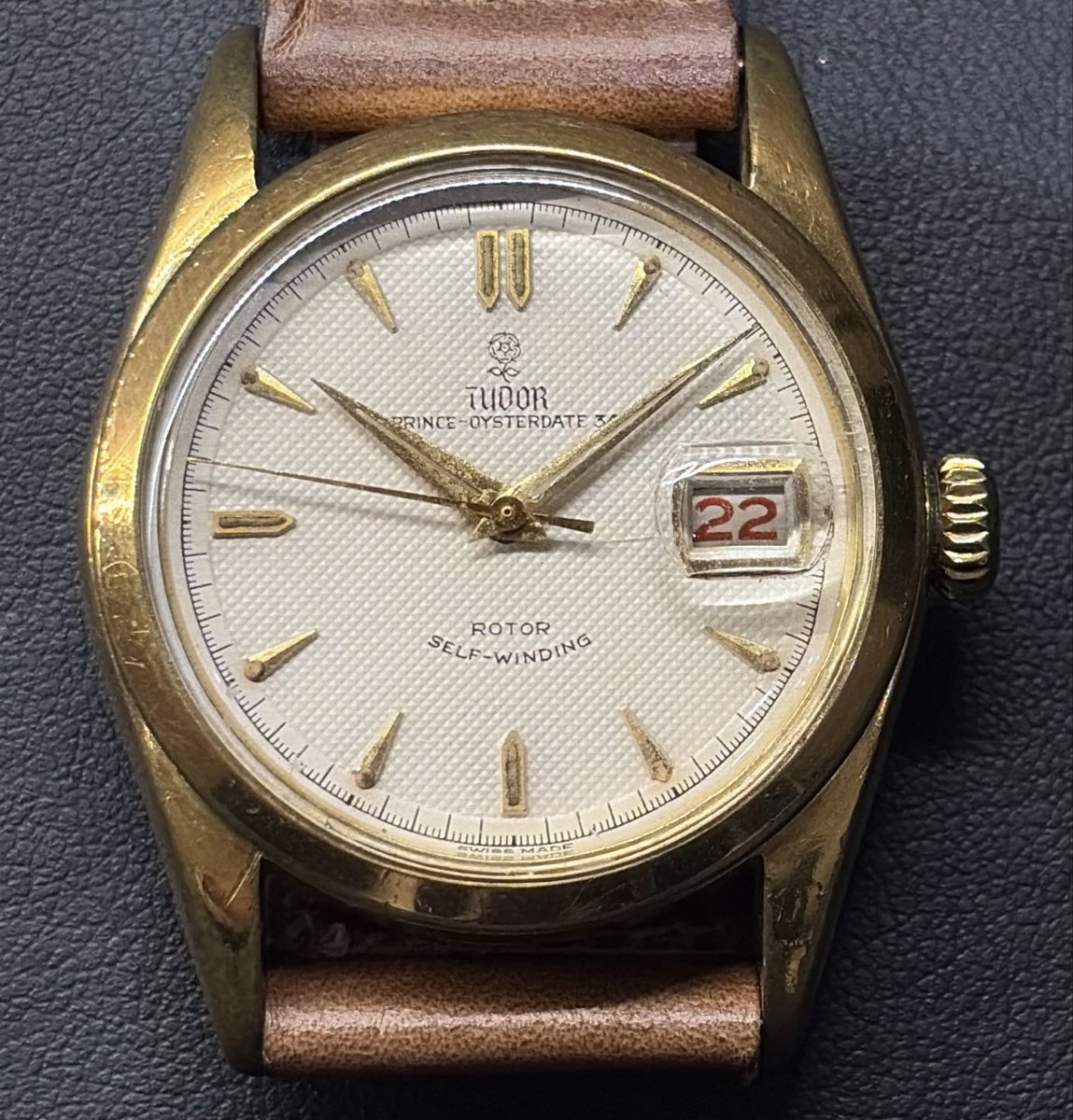 Shellman_Ginza's tweet photo. Golden warmth with 50s character 🌹🍂
TUDOR Prince Oysterdate (1950s)
Honeycomb dial with "Small Rose" and red date. Pure vintage elegance for autumn.
• Ref. 7914 / Cal. 390
• YGGF / Automatic
#Tudor #VintageTudor #Oysterdate #Shellman https://t.co/B1ocBBrEdu