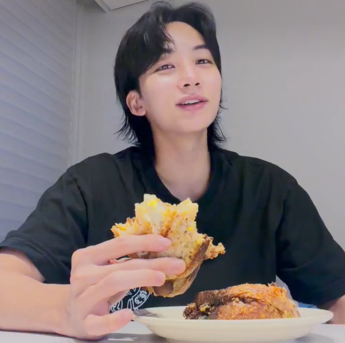 wonubliss's tweet photo. eat well, jeonghan 🖤 https://t.co/stkypH9OC2