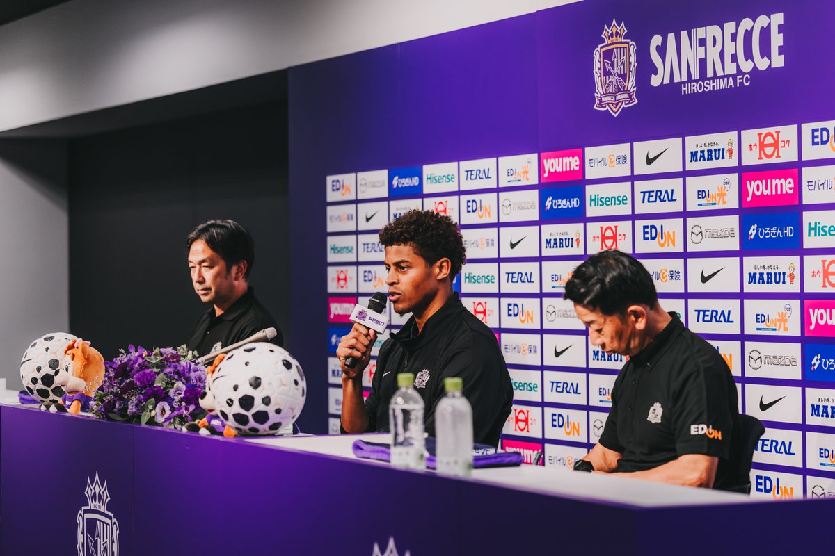 sanfrecce_SFC's tweet photo. 𝐖𝐄𝐋𝐂𝐎𝐌𝐄 𝐓𝐎 𝐇𝐈𝐑𝐎𝐒𝐇𝐈𝐌𝐀💜
本日、エディオンピースウイング広島にてクシニ イェンギ選手の新加入会見が行われました📸

#クシニ・イェンギ
#sanfrecce #ONEVIOLET https://t.co/09uQBkF2JD