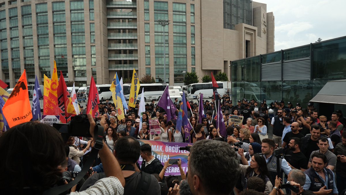 HDKKadin's tweet photo. Çağlayan Adliyesi önünde, LGBTİ+’lara yönelik yürütülen baskılara karşı yapılan basın açıklamasına polis müdahale etti, çok sayıda kişi gözaltına alındı.

LGBTİ+’ların varoluş mücadesini hedef alan bu saldırıları kabul etmiyoruz. Gözaltına alınanlar derhal serbest bırakılsın! https://t.co/OGT2CKSstR