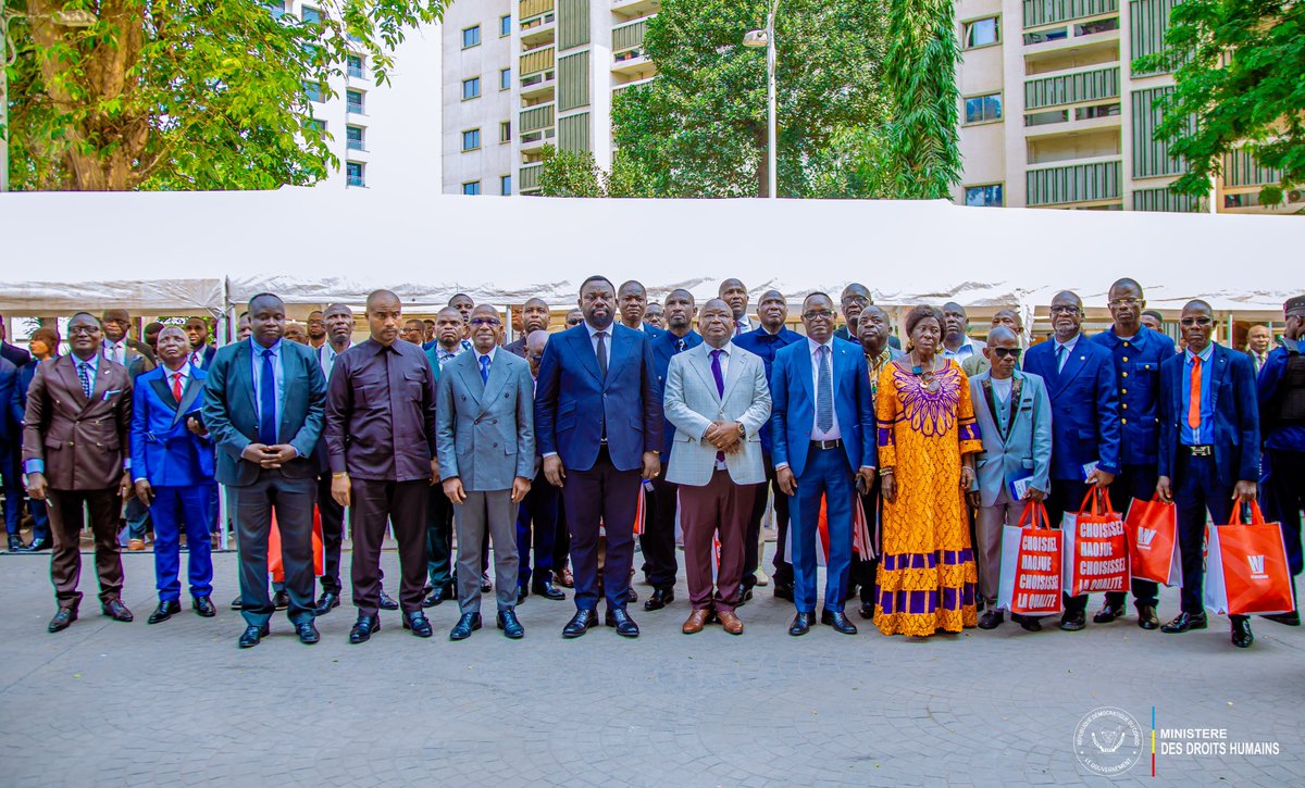 Newsechos4l's tweet photo. Ministre Samuel MBEMBA a clôturé, ce lundi 14 septembre, la retraite d’imprégnation à l’attention des chefs des Divisions provinciales du Ministère des Droits Humains, venus des 26 provinces du pays
Les responsables des Divisions ont reçu des motocycles, ordinateurs, groupes... https://t.co/XbYElERauy