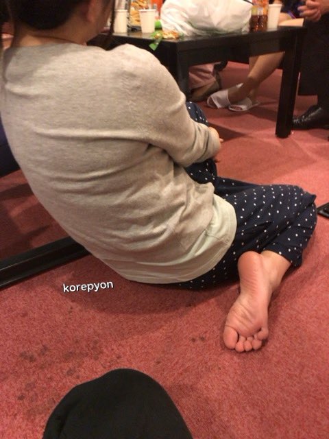 Korepyon0801's tweet photo. 数年前ですが、前職の同期と飲み会をした時のオリ画です。
同期の中でも結構可愛い子でした。
目の前で足裏見せられた時は気がおかしくなりそうでしたw

#足裏
#足裏フェチ
#足フェチ
#裸足フェチ https://t.co/eX74tPpFtO