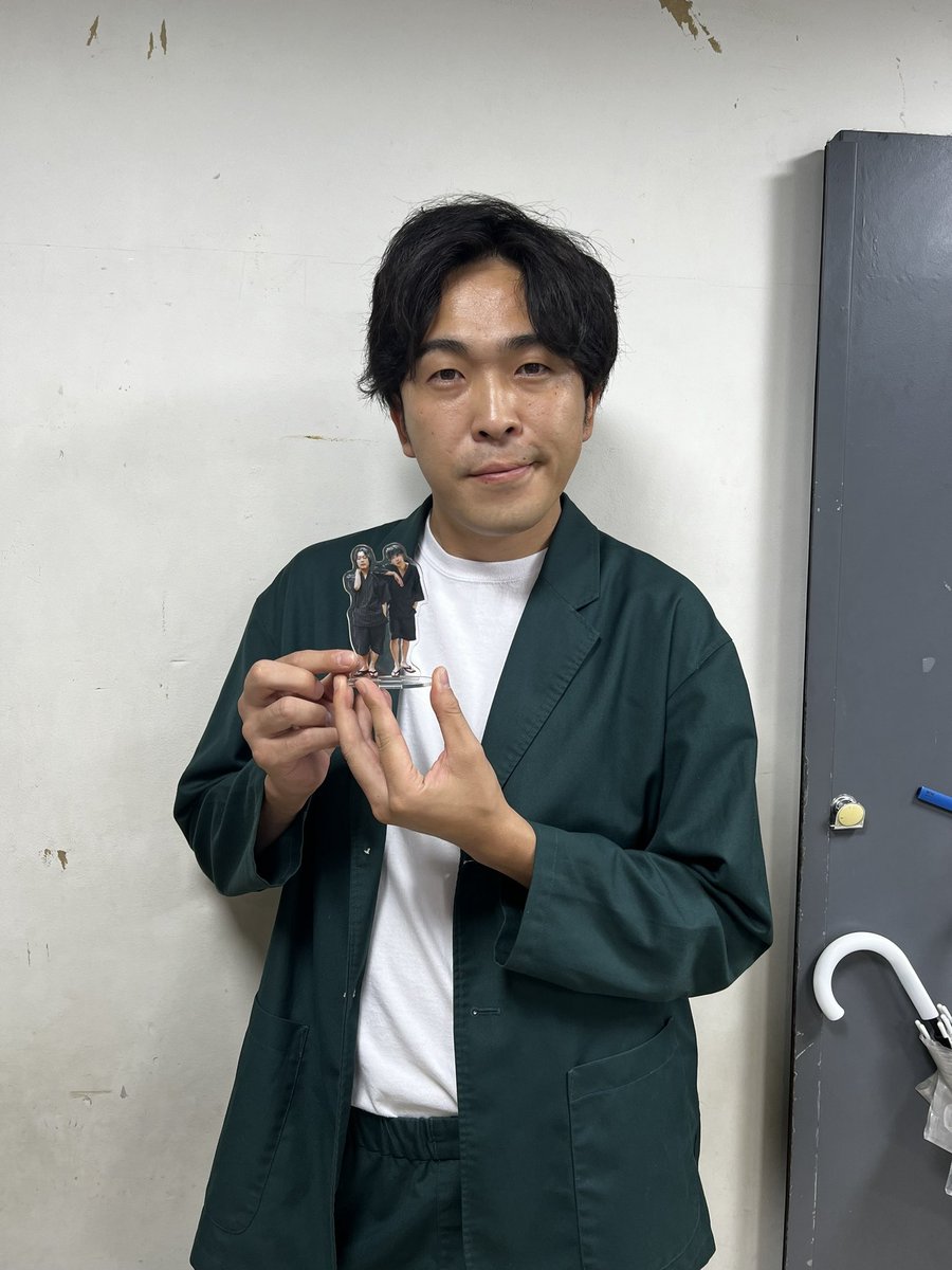24shunta's tweet photo. 「GREEN SPOON」 × 9番街レトロ コラボが決定しました！

対象のセットを購入いただいた方には、
じんべえアクスタと限定トレカをプレゼントします！！

そして、9月23日(月) 20時からは、インスタライブを開催します！
このセットを片手に、
一緒に食べながらまったりお話ししませんか？

詳細はこちら↓
https://t.co/zMDrcfZxLW