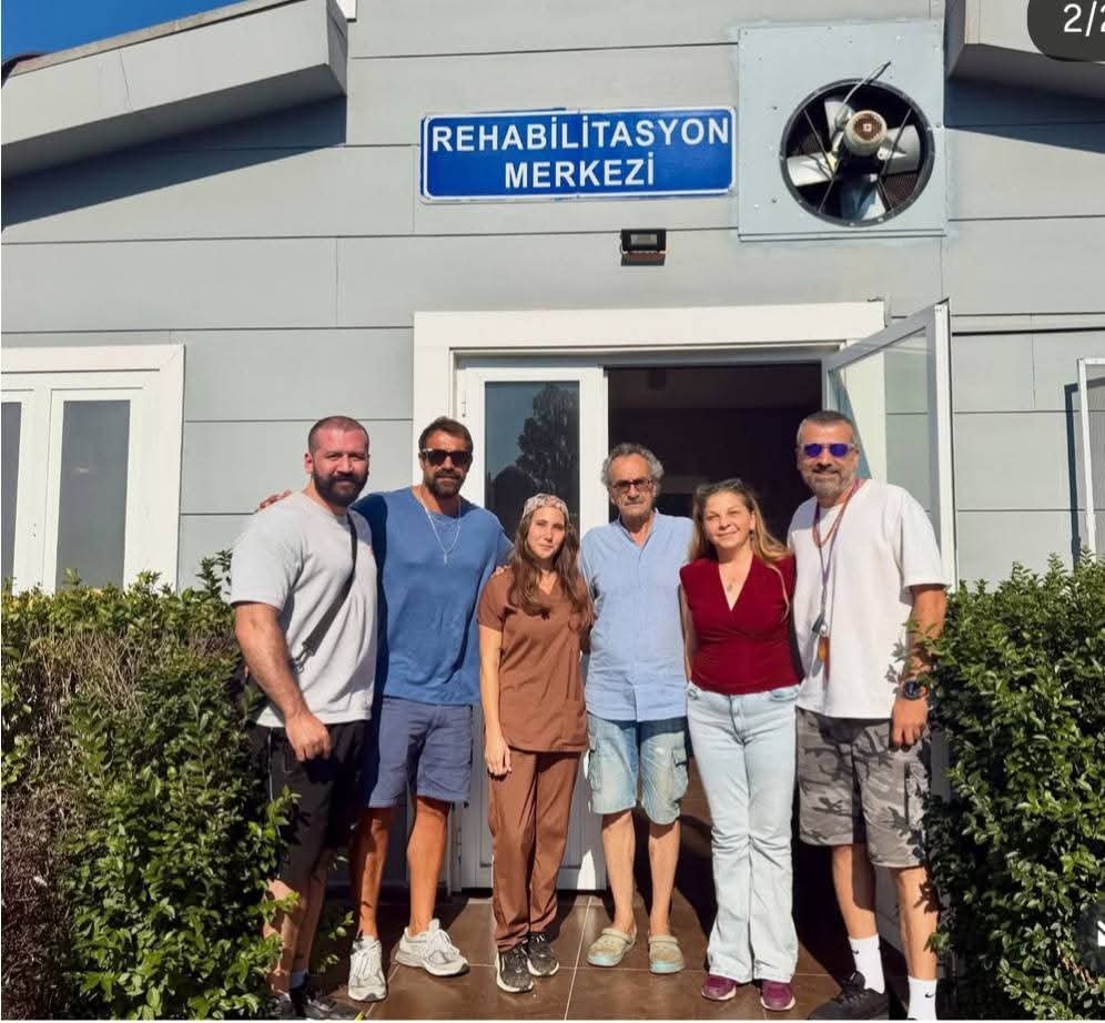 Silvia62243483's tweet photo. Stry de sile.bldnet, visita de ambos y su amigo Ali Yesilermak, foto tomada el dia 26/8 #IbrahimCelikkol https://t.co/6cwzrDO8VQ