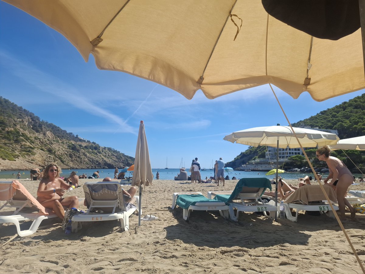leeuwrn's tweet photo. Er zijn slechtere plekjes om je trouwdag te vieren ❤️Stella. #calaLlonga #Ibiza https://t.co/HFe57MNG4c