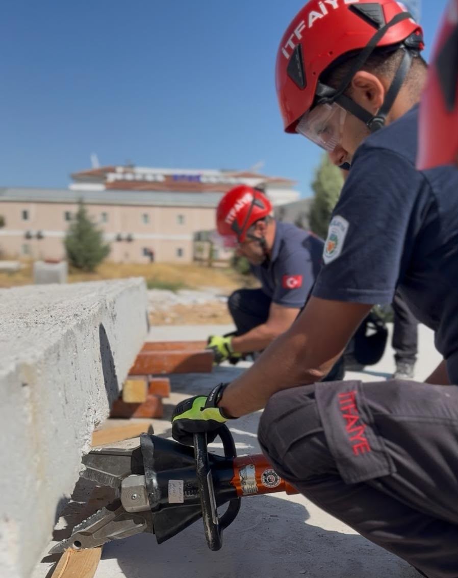 herhavadis's tweet photo. Malatya İtfaiyesi’nde zorlu senaryolara karşı eğitim seferberliği
@MalatyaBelTr
#Malatya #MalatyaBüyükşehirBelediyesi #Malatyaİtfaiyesi #PACEProjesi #İtfaiye #Afet #AramaKurtarma #ÖmerÇoban #SamiEr
https://t.co/kzSa0VIPwK https://t.co/Yk2iKnjE6Z