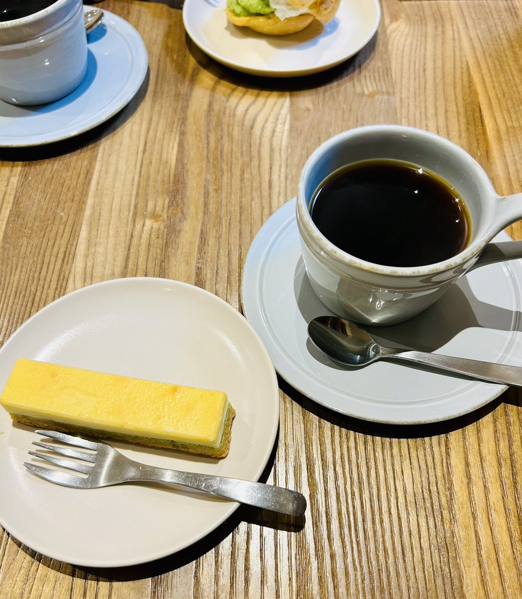 iconoclasm1669's tweet photo. ママンに誘われてお茶してきた
ずんだのチーズケーキもコーヒーもおいしかったし、自分がオーダーしなかった方もおいしそうに見えて困った https://t.co/rdN4qvZb8q