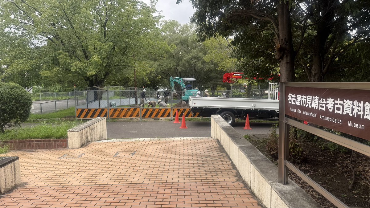 miharashi_site's tweet photo. ＃市民発掘 ＃見晴台 
市民参加まであと16日‼️

本日よりその準備として、
機械で地表の土を取り除く作業を始めました。
雨間を縫っての作業となります。 https://t.co/aS2sINaBit