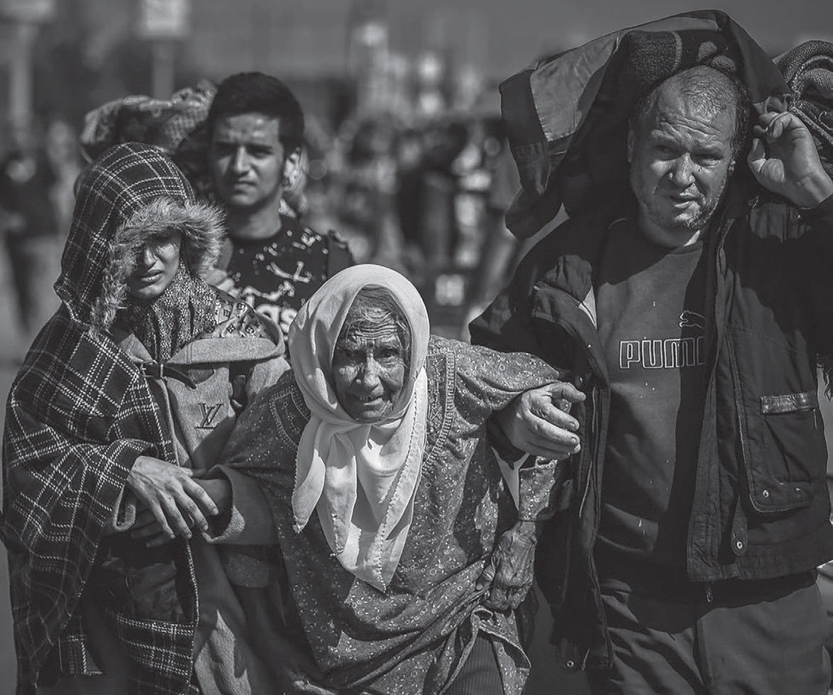 tashihdergisi's tweet photo. Bir insan hayatında kaç kez evinden olabilir?

Fotoğraftaki Anaam 90 yaşında. İlk kez 15 yaşındayken evinden çıkarıldı. Yıllar geçti, çocukluğu geride kaldı, bir hayat kurdu. Fakat sürgün onun hayatından hiç çıkmadı.

Yetmiş beş yıl sonra aynı hikâye bu kez başka bir yerde yeniden başladı.

“Bir Kare, Bir Hayat: İki Nekbe Arasında Geçen Bir Ömür” başlıklı yazı, tek bir fotoğrafın içine sığan doksan yıllık bir hayatın izini sürüyor. 
Tashih Dergisi, 1. Sayıda