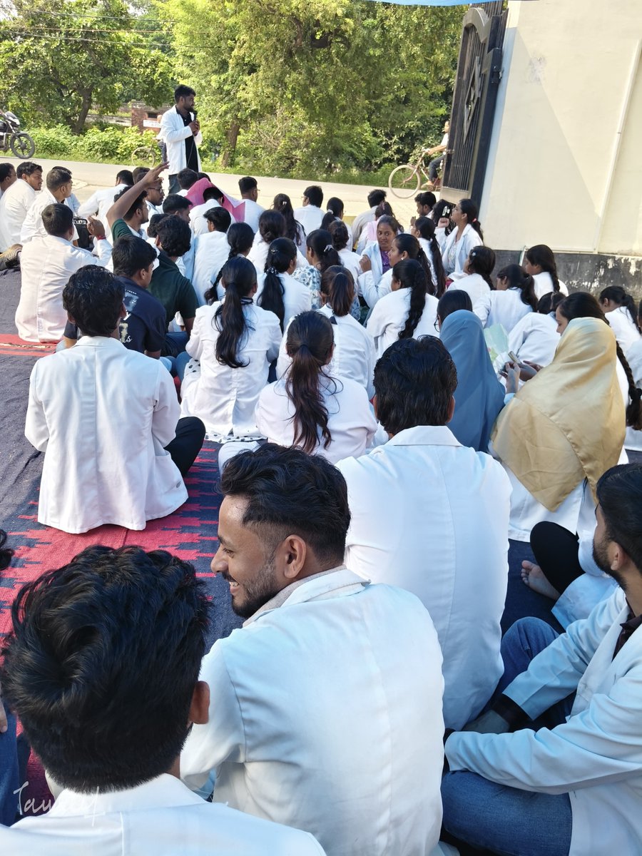 VivekVerma9299's tweet photo. AYUSH छात्रों की आवाज़ साफ है—₹25K से कम मंजूर नहीं।
@ayushupdept @dayalugurubjp @SureshKKhanna @CMOfficeUP @upayushdept @moayush
#AYUSHStipend25K https://t.co/lmx2gshJ4D