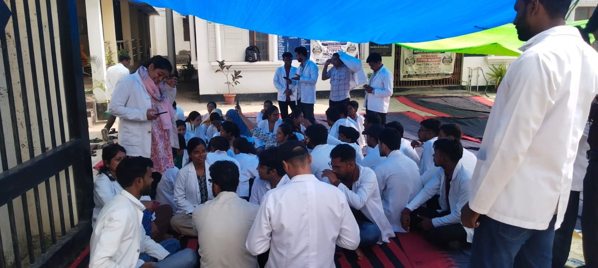 VivekVerma9299's tweet photo. AYUSH छात्रों की आवाज़ साफ है—₹25K से कम मंजूर नहीं।
@ayushupdept @dayalugurubjp @SureshKKhanna @CMOfficeUP @upayushdept @moayush
#AYUSHStipend25K https://t.co/lmx2gshJ4D