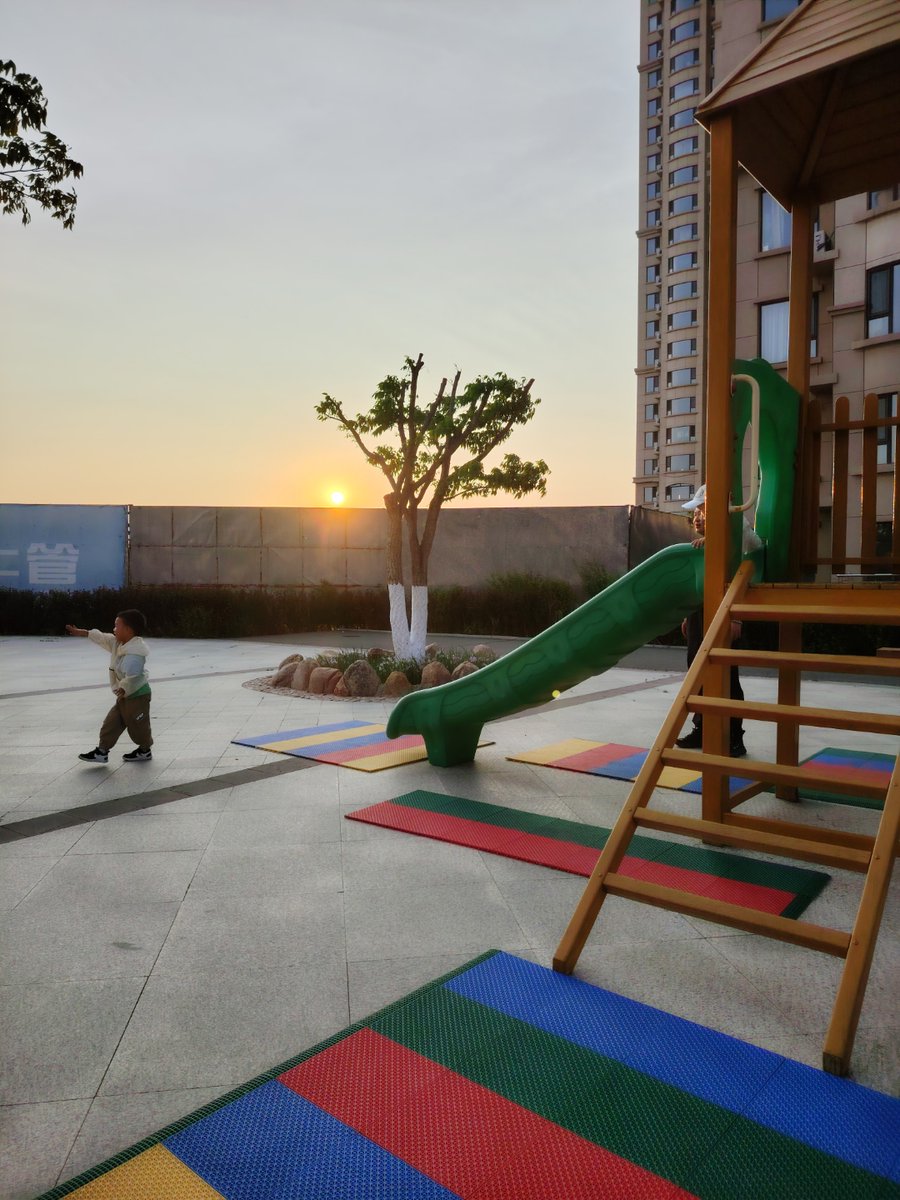 fresz108729's tweet photo. Playing hand-clapping games with my little one in the backyard = perfect Tuesday evening , https://t.co/9rcIzS8CdI