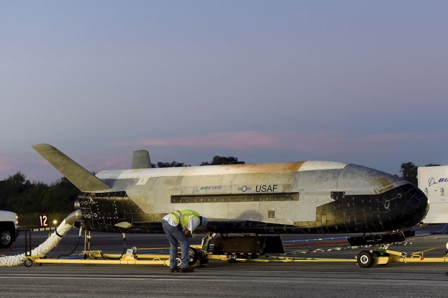 obrasileiro's tweet photo. @Oldskoold4n @margaretmelonii Era óbvio sim, pra qualquer observador atento. O programa X-37 das FFAA americanas leva shuttles não tripulados, fabricados pela Boeing, ao espaço desde 2010! Certamente não seria pra observação e 'experimentos científicos', né? https://t.co/kUZTjSAVtr