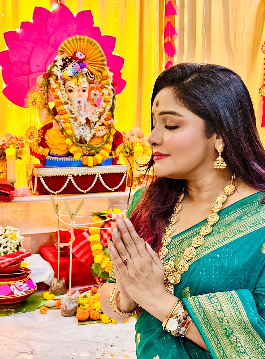 sayantani8's tweet photo. ॐ गं गणपतये नमः।
ॐ श्री गणेशाय नमः।
वक्रतुण्ड महाकाय सूर्यकोटि समप्रभ।
निर्विघ्नं कुरु मे देव शुभकार्येषु सर्वदा॥🌼✨🙏🧿
#ganapatibappamorya🙏🏻 #ganapati2026 #ganeshchaturthi🙏 #yesterdaystory https://t.co/c6HKN5TfE1