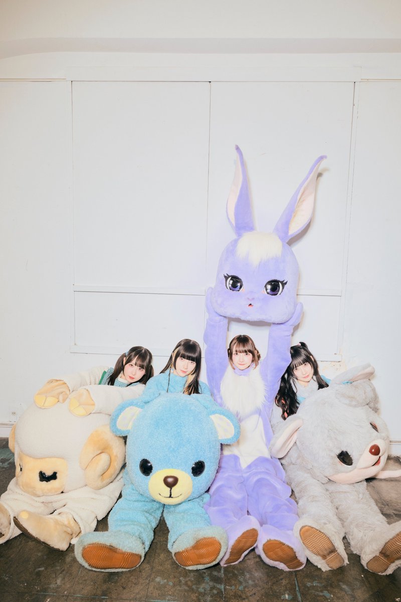 BEEEEM_NEWS's tweet photo. “おばあちゃんになっても
このメンバーできゅるしてを続けていきたい”

流行にも、年齢にも縛られず、自分が信じる“可愛い”を貫いてきた環やねさん。

ライブを心から楽しむ理由、リーダーとして見つめるグループの現在地、Kアリーナ横浜でファンに伝えたいこと。そして、メンバーと歩み続けたい未来について訊きました。

将来を語る中で飛び出した、ファンのみなさんへの“あまりにも環やねさんらしいひと言”とは？

女神マインドに満ちた言葉の数々を、ぜひ誌面でお楽しみください。

きゅるりんってしてみてを巻頭全16ページで特集。
『BEEEEM』vol.3発売中

セブンネット：https://t.co/CeOdksn58Y
※限定特典として、ポストカード全5種からランダムで1枚付き
Amazon：https://t.co/R3ngbwREb9

#環やね #きゅるして #BEEEEM