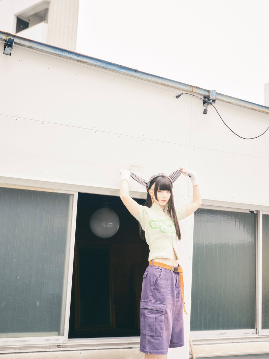 BEEEEM_NEWS's tweet photo. “おばあちゃんになっても
このメンバーできゅるしてを続けていきたい”

流行にも、年齢にも縛られず、自分が信じる“可愛い”を貫いてきた環やねさん。

ライブを心から楽しむ理由、リーダーとして見つめるグループの現在地、Kアリーナ横浜でファンに伝えたいこと。そして、メンバーと歩み続けたい未来について訊きました。

将来を語る中で飛び出した、ファンのみなさんへの“あまりにも環やねさんらしいひと言”とは？

女神マインドに満ちた言葉の数々を、ぜひ誌面でお楽しみください。

きゅるりんってしてみてを巻頭全16ページで特集。
『BEEEEM』vol.3発売中

セブンネット：https://t.co/CeOdksn58Y
※限定特典として、ポストカード全5種からランダムで1枚付き
Amazon：https://t.co/R3ngbwREb9

#環やね #きゅるして #BEEEEM