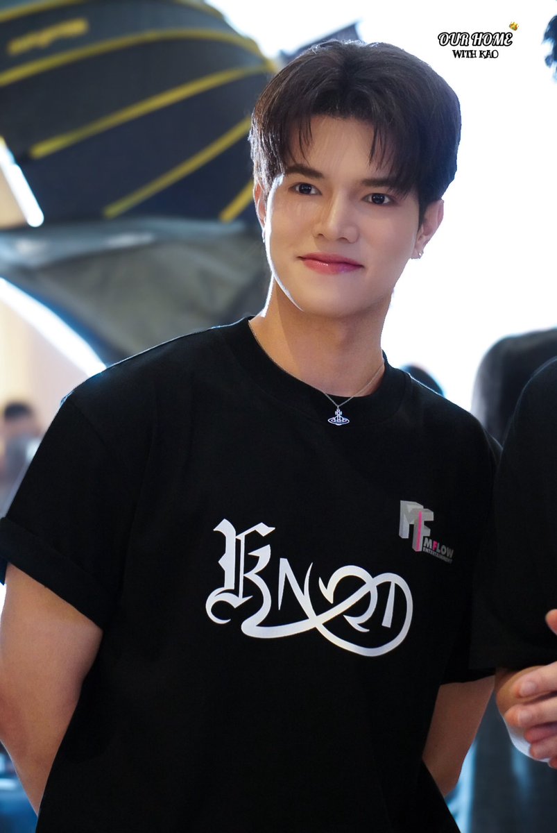 OurHome_Kao's tweet photo. A little smile, a lot of happiness👑🌷

#knotfinalpremiere 
#kaonatheephat https://t.co/bPjkbSR7Zj