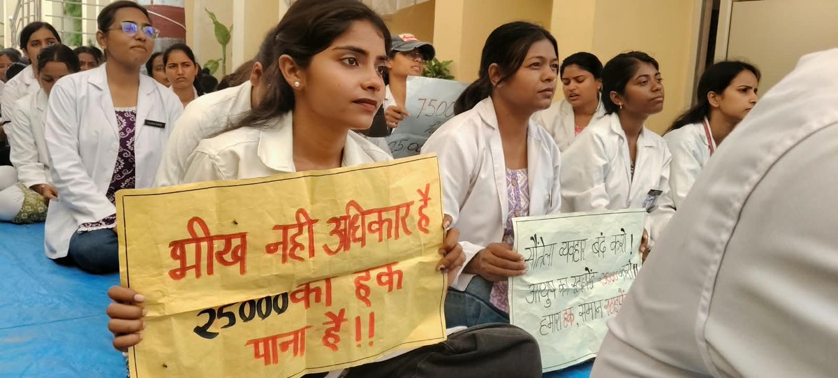 ItsMeenakshiV's tweet photo. ₹25,000 स्टाइपेंड की मांग के साथ AYUSH छात्र मजबूती से खड़े हैं।
@ayushupdept @dayalugurubjp @SureshKKhanna @CMOfficeUP @upayushdept @moayush
#AYUSHStipend25K https://t.co/jiecWWObmy