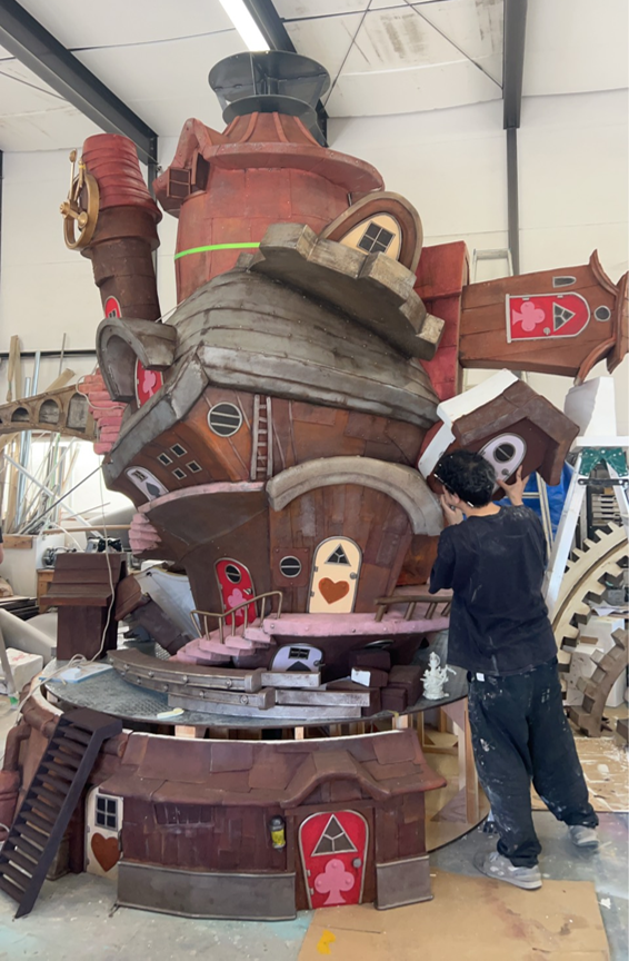 AkihiroHino's tweet photo. デカポリスのハーバードの車も制作中、その他レイトンの世界観の建物たち。 https://t.co/iWsDokOiBO