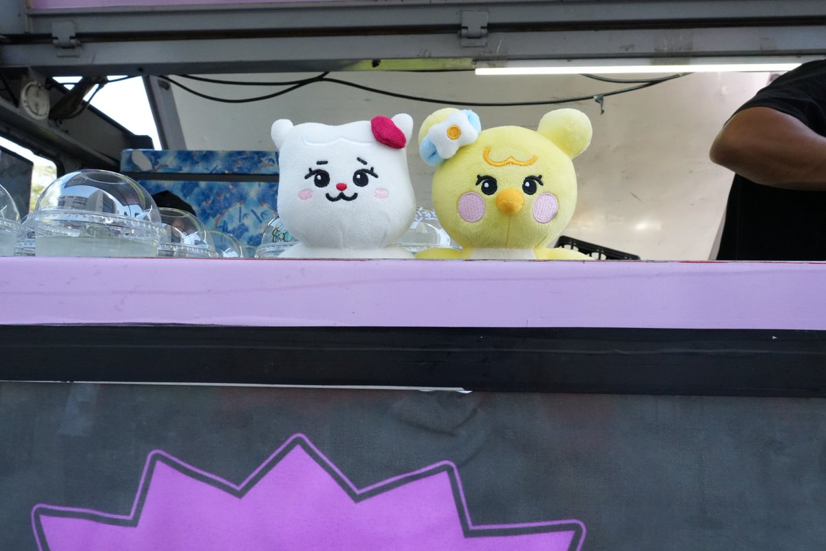 NiziUrang's tweet photo. 어떤 사람이 인형을 놓고 촬영을 계속 하고있으니까 갑자기 사람들이 오더니
음료를 계속 가져가는 신기한 현상.
옆에서 들어보니 니쥬를 아는 사람도 있어서
마음 속으로 반가워했다. 🤭

#NiziU #니쥬
#SourGrapes
#NiziU_SourGrapes https://t.co/OBhju4CXJg
