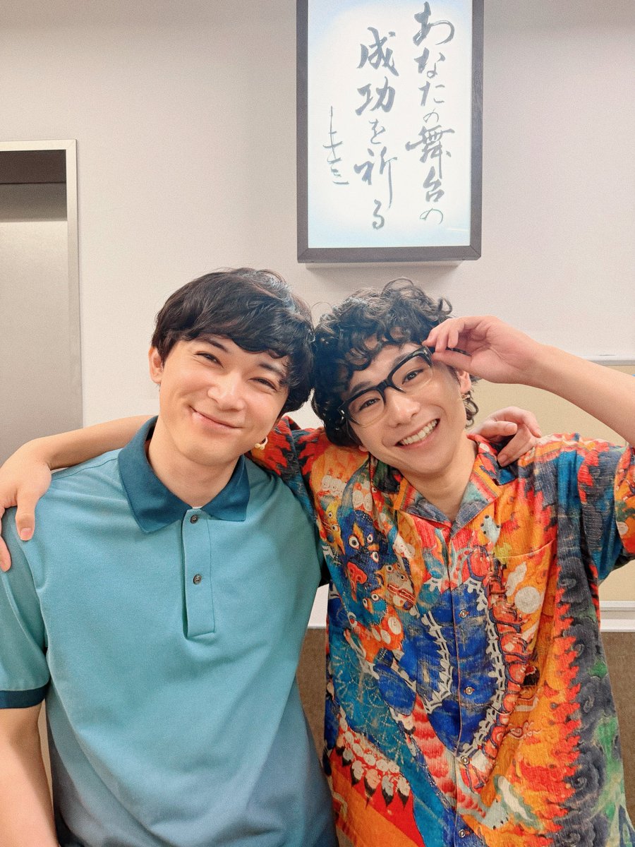 suga_kenta1019's tweet photo. ミュージカル『ディア・エヴァン・ハンセン』昨日の公演で亮ちゃんエヴァンと最後の公演でした！
エヴァンとジャレッドとして会話をする日々はずっと楽しくて（内容的にはアレだけど…笑）毎回亮ちゃんを通して新しいジャレッドを知ることができました。
ガッツリ共演できて最高でした！☺️
ありがとう！！！
めっちゃいい写真☺️
#dearevanhansenjp
