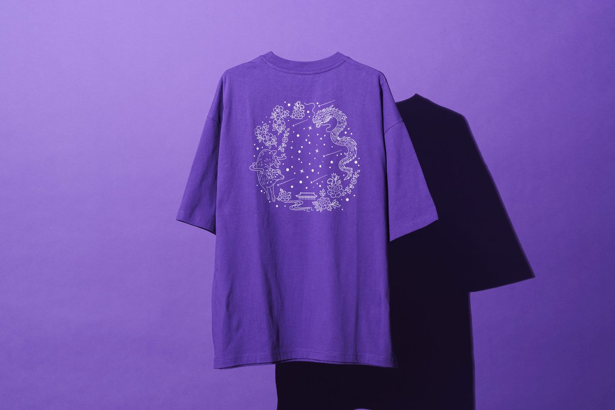 MUSUBI_CREATIVE's tweet photo. 平安神宮奉納演奏2026蓄光プリントTシャツのグッズ制作・製造のお仕事をさせて頂きました。

明るいところで蓄えた光を、暗いところで一定時間ほのかに光る「蓄光プリント」を施したTシャツ。
今年で15回目となる『平安神宮 奉納演奏』のロゴデザインをモチーフに、バックプリントは夜空に浮かぶ星屑をイメージしました。
胸ポケットには、「15」の文字がアクセントに。
特別感がありながら、日常にも取り入れやすい一枚です。

#堂本剛 #平安神宮奉納演奏 #グッズ #musubi #musubi_inc #株式会社むすび
@hotcake_staff
