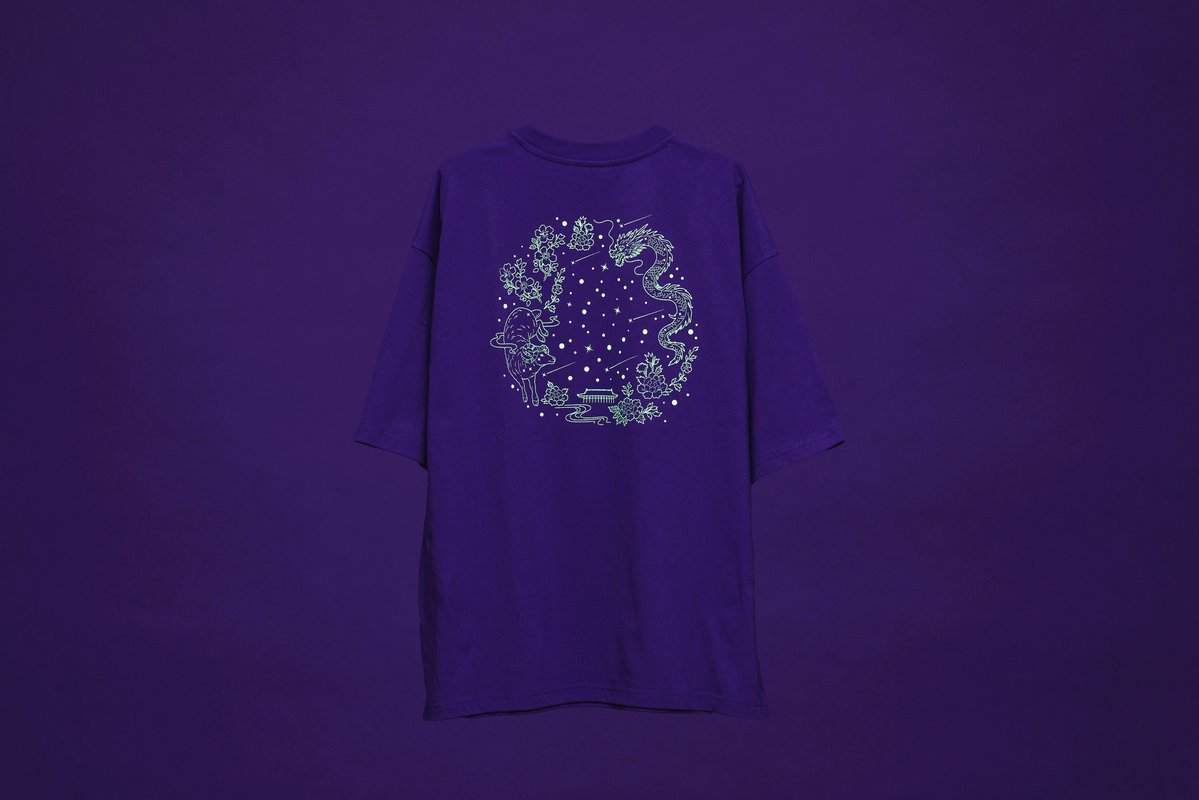 MUSUBI_CREATIVE's tweet photo. 平安神宮奉納演奏2026蓄光プリントTシャツのグッズ制作・製造のお仕事をさせて頂きました。

明るいところで蓄えた光を、暗いところで一定時間ほのかに光る「蓄光プリント」を施したTシャツ。
今年で15回目となる『平安神宮 奉納演奏』のロゴデザインをモチーフに、バックプリントは夜空に浮かぶ星屑をイメージしました。
胸ポケットには、「15」の文字がアクセントに。
特別感がありながら、日常にも取り入れやすい一枚です。

#堂本剛 #平安神宮奉納演奏 #グッズ #musubi #musubi_inc #株式会社むすび
@hotcake_staff