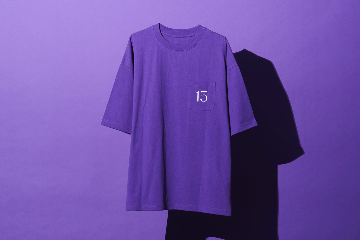MUSUBI_CREATIVE's tweet photo. 平安神宮奉納演奏2026蓄光プリントTシャツのグッズ制作・製造のお仕事をさせて頂きました。

明るいところで蓄えた光を、暗いところで一定時間ほのかに光る「蓄光プリント」を施したTシャツ。
今年で15回目となる『平安神宮 奉納演奏』のロゴデザインをモチーフに、バックプリントは夜空に浮かぶ星屑をイメージしました。
胸ポケットには、「15」の文字がアクセントに。
特別感がありながら、日常にも取り入れやすい一枚です。

#堂本剛 #平安神宮奉納演奏 #グッズ #musubi #musubi_inc #株式会社むすび
@hotcake_staff