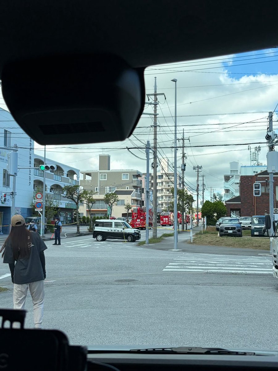localOKINAWA's tweet photo. 【沖縄県地元情報局】

那覇市　ふく薬品真嘉比店
本日朝9時前ごろ火災発生。

現在まだ消化活動中のようで
付近通行止めとなっています。

薬品が燃えている可能性があるとの事で
煙を吸わないようにと警察の方よりアナウンスもあるようです。

ご注意下さい！

(※動画は9時30頃のものです) https://t.co/hPStztkKkQ