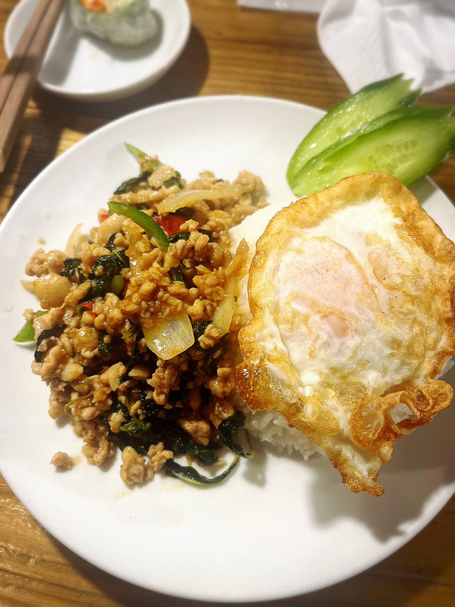 Ryo19840212's tweet photo. 久々にタイ料理食べたくなって近くの気になってた店に部屋着のまま行ったら店員もオシャレだし客もインスタに溺れてそうな人ばっかだし…てっきり現地から出稼ぎに来てる人がやってるアットホームな雰囲気な店だと勝手にイメージしてたら爆死した🤟
料理は美味しかったです✨ https://t.co/dLc3OzqL2H