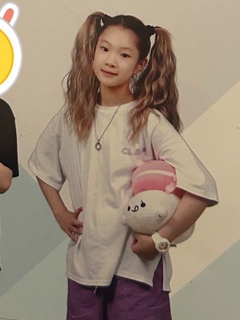 wokeupinjuun's tweet photo. 주은이 과사 과몰입 하실 분
일단 주은이 초등학교 졸업 사진… 양갈래 진짜 아가 같음
연습생 때 주은이가 양갈래 담당이었다더니 졸사 찍는다고 머리 저렇게 한 거 ㄱㅇㅇ https://t.co/MWDuskeIsp