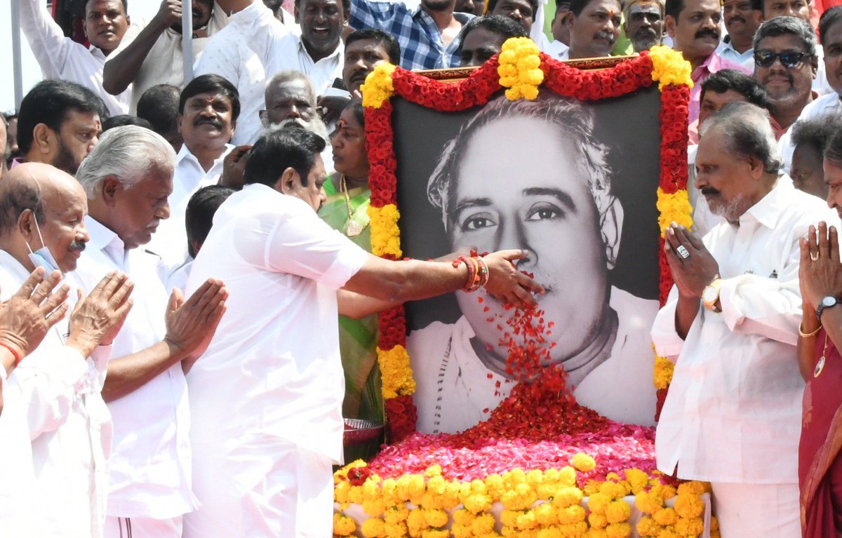 AIADMKOfficial's tweet photo. மாண்புமிகு கழகப் பொதுச் செயலாளர் புரட்சித் தமிழர் திரு. @EPSTamilNadu அவர்கள், பேரறிஞர் பெருந்தகை அண்ணா அவர்களின் 118-வது பிறந்தநாள் விழாவினையொட்டி, சென்னை அண்ணா சாலையில் அமைந்துள்ள பேரறிஞர் அண்ணா அவர்களின் திருவுருவச் சிலைக்கு அருகே அலங்கரிக்கப்பட்டுள்ள அவர்தம் திருவுருவப் படத்திற்கு மலர் தூவி மரியாதை செலுத்தினார்கள். இந்நிகழ்வின் போது தலைமைக் கழக நிர்வாகிகள், மாவட்டக் கழகச் செயலாளர்கள், கழகத்தின் பல்வேறு நிலைகளில் பணியாற்றி வரும் நிர்வாகிகள் மற்றும் கழக உடன்பிறப்புகள் உடனிருந்தனர்.

#CNAisourDNA