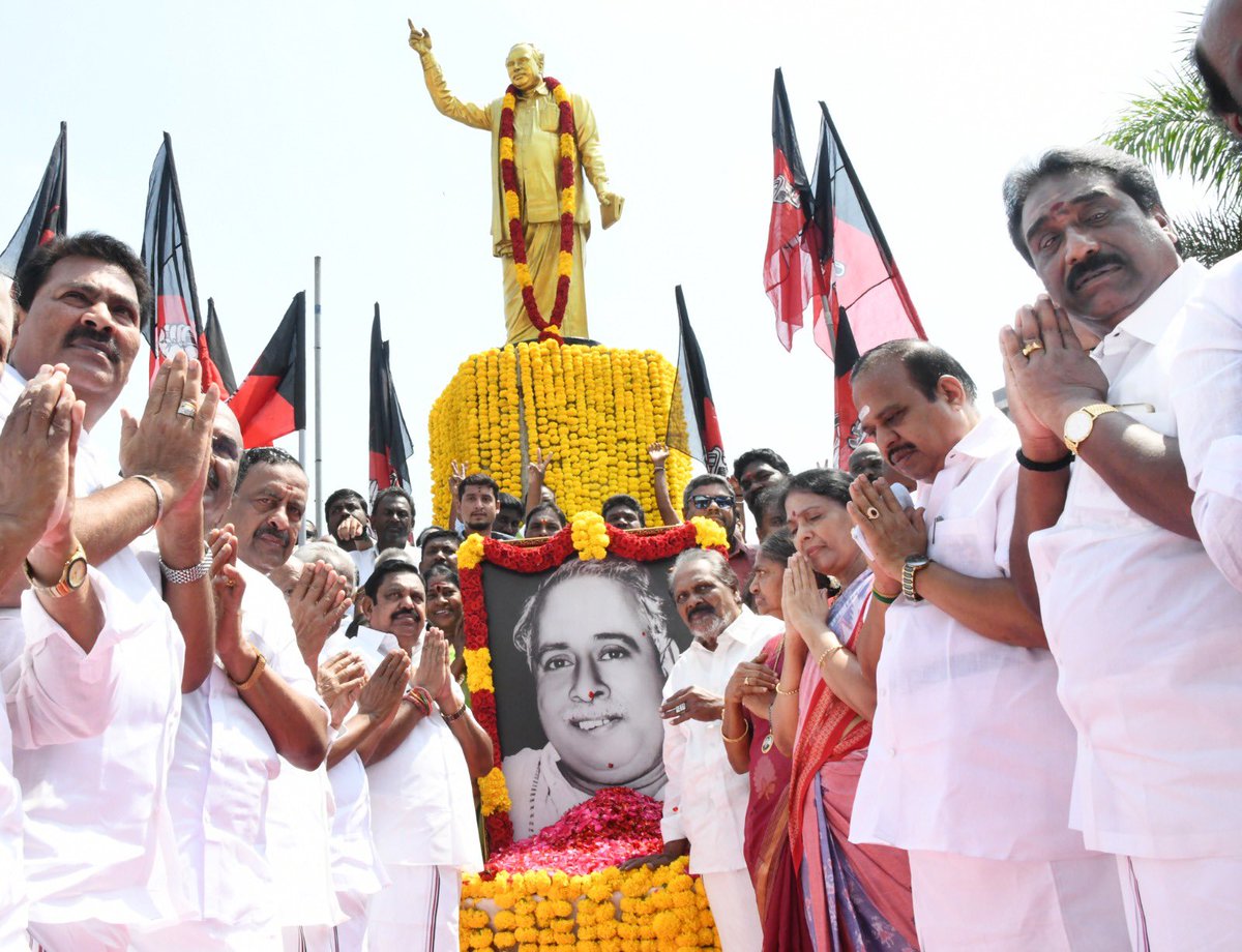 AIADMKOfficial's tweet photo. மாண்புமிகு கழகப் பொதுச் செயலாளர் புரட்சித் தமிழர் திரு. @EPSTamilNadu அவர்கள், பேரறிஞர் பெருந்தகை அண்ணா அவர்களின் 118-வது பிறந்தநாள் விழாவினையொட்டி, சென்னை அண்ணா சாலையில் அமைந்துள்ள பேரறிஞர் அண்ணா அவர்களின் திருவுருவச் சிலைக்கு அருகே அலங்கரிக்கப்பட்டுள்ள அவர்தம் திருவுருவப் படத்திற்கு மலர் தூவி மரியாதை செலுத்தினார்கள். இந்நிகழ்வின் போது தலைமைக் கழக நிர்வாகிகள், மாவட்டக் கழகச் செயலாளர்கள், கழகத்தின் பல்வேறு நிலைகளில் பணியாற்றி வரும் நிர்வாகிகள் மற்றும் கழக உடன்பிறப்புகள் உடனிருந்தனர்.

#CNAisourDNA