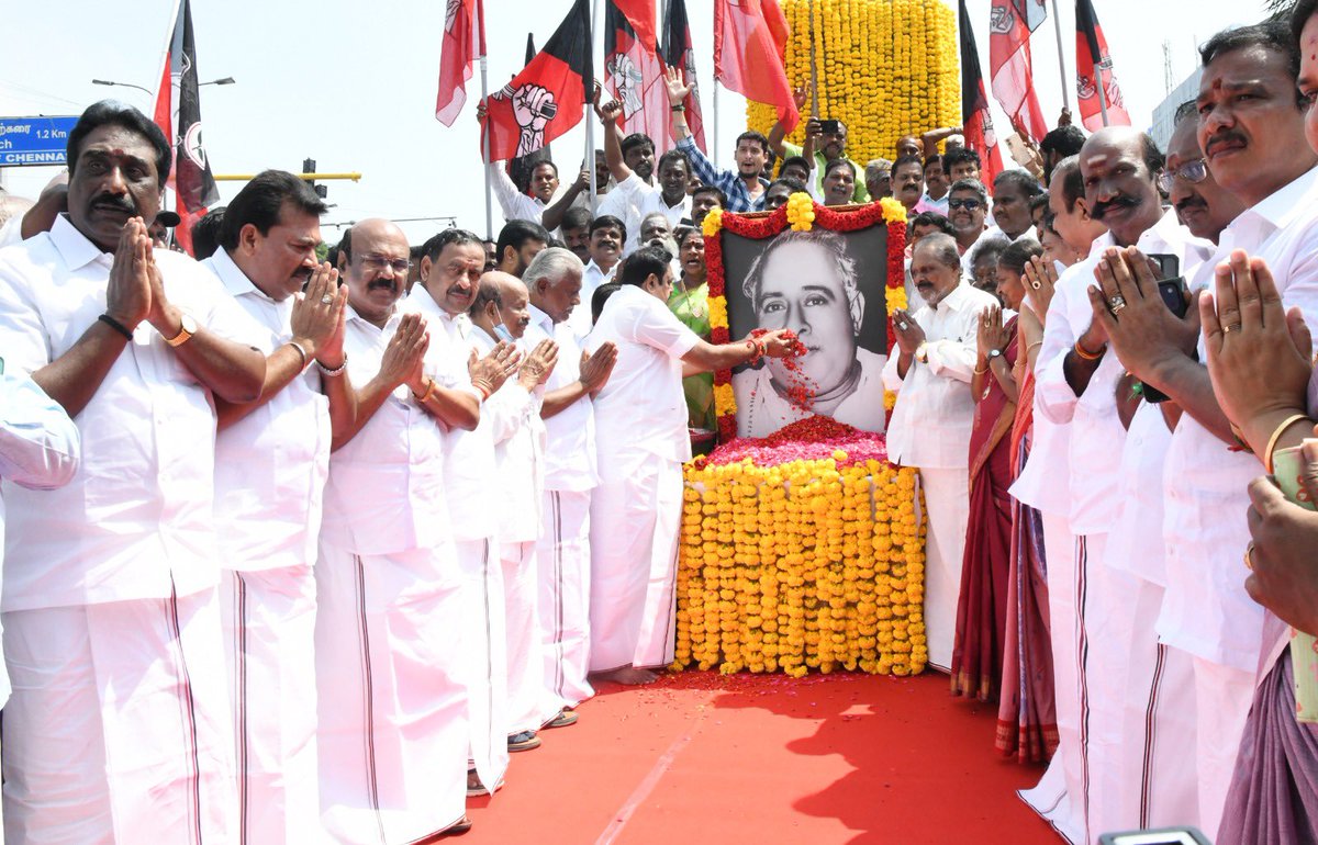 AIADMKOfficial's tweet photo. மாண்புமிகு கழகப் பொதுச் செயலாளர் புரட்சித் தமிழர் திரு. @EPSTamilNadu அவர்கள், பேரறிஞர் பெருந்தகை அண்ணா அவர்களின் 118-வது பிறந்தநாள் விழாவினையொட்டி, சென்னை அண்ணா சாலையில் அமைந்துள்ள பேரறிஞர் அண்ணா அவர்களின் திருவுருவச் சிலைக்கு அருகே அலங்கரிக்கப்பட்டுள்ள அவர்தம் திருவுருவப் படத்திற்கு மலர் தூவி மரியாதை செலுத்தினார்கள். இந்நிகழ்வின் போது தலைமைக் கழக நிர்வாகிகள், மாவட்டக் கழகச் செயலாளர்கள், கழகத்தின் பல்வேறு நிலைகளில் பணியாற்றி வரும் நிர்வாகிகள் மற்றும் கழக உடன்பிறப்புகள் உடனிருந்தனர்.

#CNAisourDNA