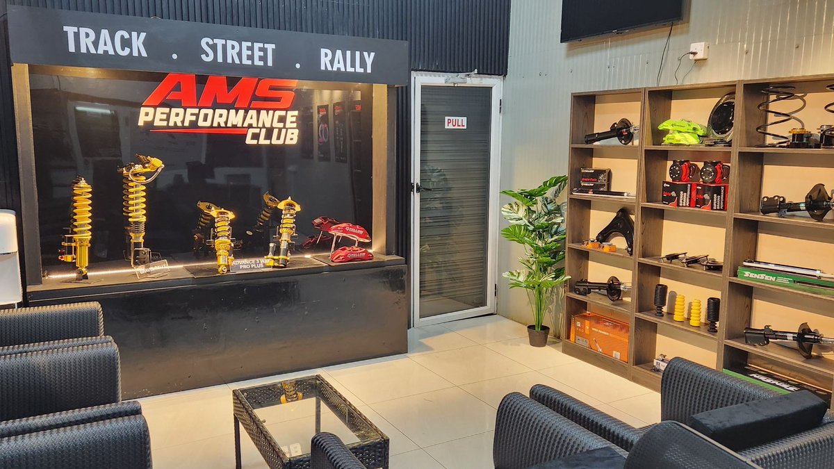 defimoteurs's tweet photo. [Vidéo] Amortisseur Service inaugure son nouveau showroom et l’AMS Performance Club https://t.co/dD7T5ORE06 https://t.co/qp6dalhKzT