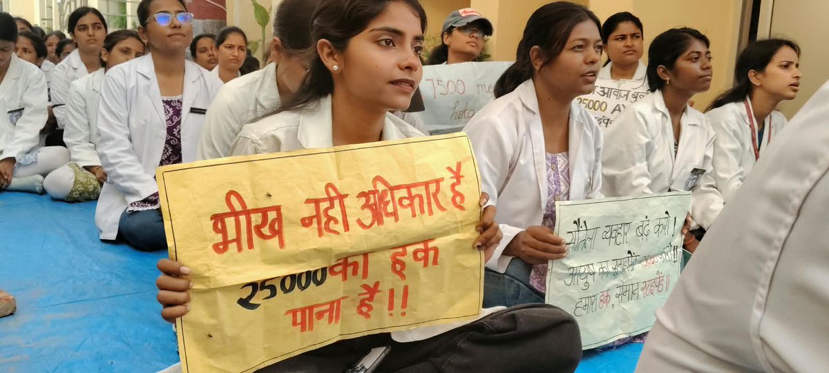 amikakbwq's tweet photo. एक इंटर्न, एक आवाज़ — ₹25,000 का हो आगाज़!”
“कदम से कदम मिलाना है — ₹25,000 पाना है!”
“हक़ की लड़ाई जारी है — जीत हमारी बारी है!”
स्टाइपेंड में भेदभाव नहीं चलेगा, Equal Stipend चाहिए। @ayushupdept @dayalugurubjp @SureshKKhanna @CMOfficeUP @upayushdept @moayush #AYUSHStipend25K https://t.co/9DHNnmkHif