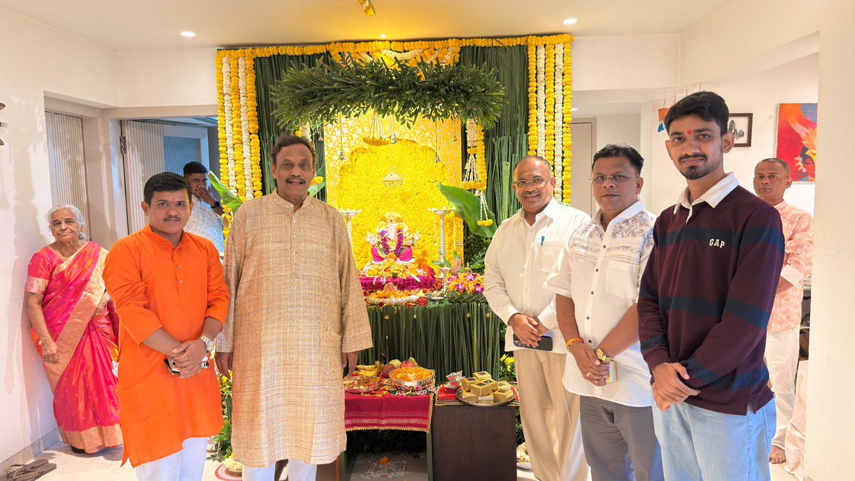GaneshKhankar's tweet photo. भाजपा राष्ट्रीय सरचिटणीस आणि राज्यसभा खासदार श्री. विनोद तावडेजी यांच्या निवासस्थानी गणरायाचे दर्शन घेतले.

#GaneshDarshan #MumbaiGanpati #GanpatiBappaMorya #BJPMaharashtra  

[  Vinod Tawde Ji, Rajya Sabha MP, BJP Maharashtra, Ganpati Darshan, Ganpati Bappa Morya, Mumbai Ganpati, Maharashtra Politics, Ganesh Utsav ]