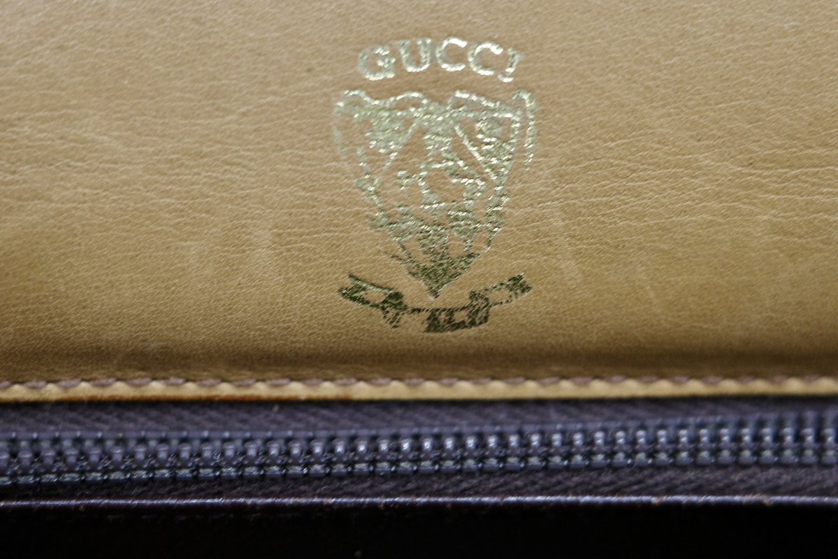 isobe78's tweet photo. 「GUCCI（グッチ） オールドグッチ マイクロGG柄 ショルダーバッグ」をお買取りしました

詳しくは弊社HP内のブログにてご覧ください
https://t.co/0Ag7ggr9hy

昔買った古いグッチのお買取り・質預かりも、『いそべ商店』にお任せください！

京都市北区で、正確な鑑定、適正価格での査定を心がけている”質屋”です。
もちろん査定料は無料です。

是非　買取り専門店と比較検討して下さい！

#GUCCI #グッチ #オールドグツチ #マイクロGG #ショルダーバッグ #真贋判断 #査定 #金高騰 #質預 #京都 #京都市 #質屋 #生前整理 #いそべ #KYOTO #ブランド品買取 #ブランド品の査定 #遺品整理 #リサイクルショップ #金 #プラチナ