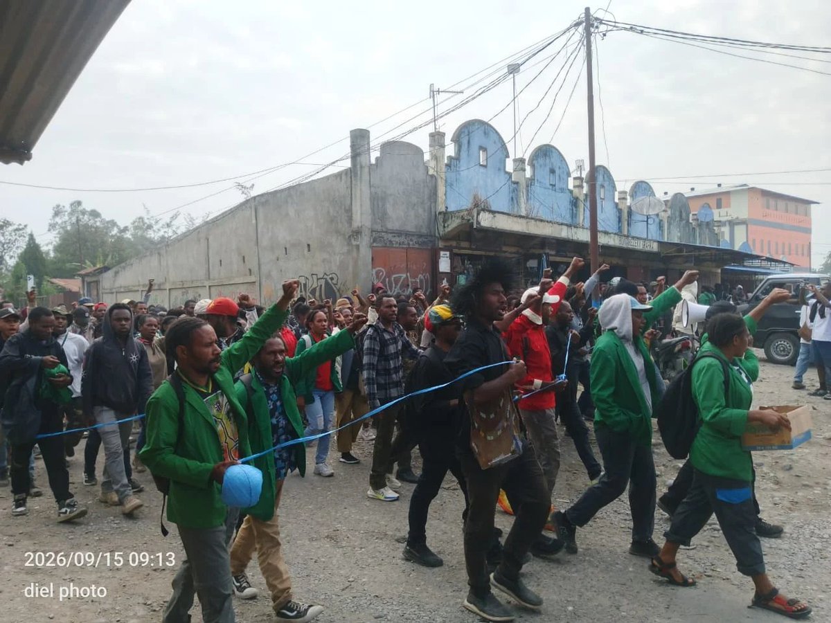 LambeSahamjja's tweet photo. ribuan pelajar di wamena, papua pegunungan, demo nolak program mbg:
- spanduknya bertuliskan tolak mbg 
- dan kami minta sekolah gratis
- tuntutannya:
- mereka bilang mbg gak nyelesaiin masalah utama pendidikan di papua pegunungan
- yang mereka butuh itu pendidikan gratis, guru yang cukup
- dan fasilitas sekolah yang layak
- kata orator, kami minta sekolah gratis 
- bukan makanan gratis
- alasannya banyak sekolah mereka gak ada guru dan gedungnya rusak, tapi yang dikasih malah mbg