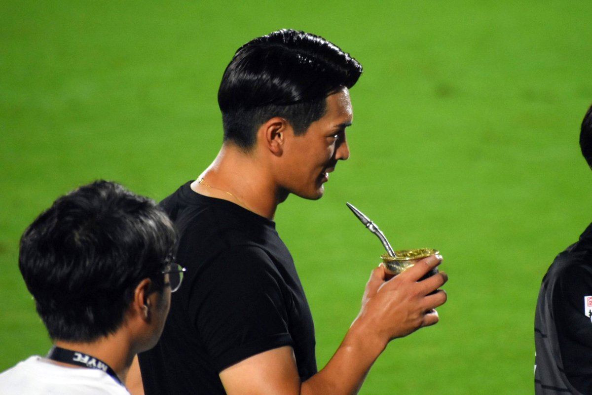 ILSOCCER_A's tweet photo. ちなみに藤枝は、CKの時の奇抜な作戦ボードやマテ茶など、槙野監督ワールド全開で楽しませてくれました⚽️

そして宮崎の観光地ではまさかの、やむけん選手の藤枝ユニを着てる方に遭遇。ジェフに来てくれてありがとうと密かに感謝の念を送っておきました👏

#藤枝MYFC
#矢村健 選手
#ジェフ千葉 https://t.co/c0lPAUHZYx