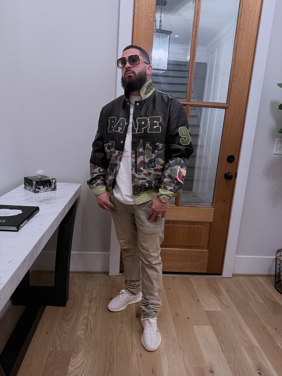 jadielreyes02's tweet photo. Jeff hamilton personal jacket was gifted to me sign by him ;) https://t.co/FiAxEhnIJb
