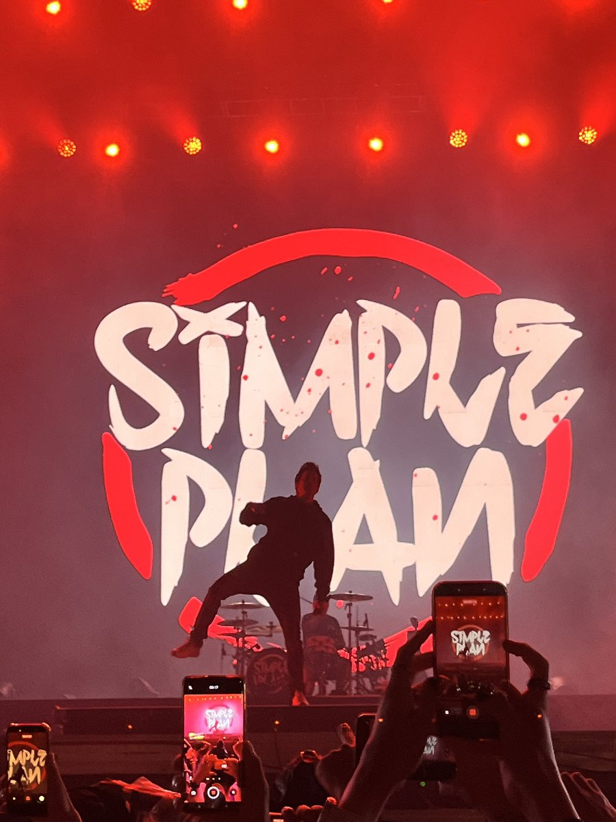 AriadnaGonzalez's tweet photo. Les amo mucho Simple Plan, volví a ser una morrita incomprendida de 13 años. ❤️‍🔥 https://t.co/96xWHy2e6b