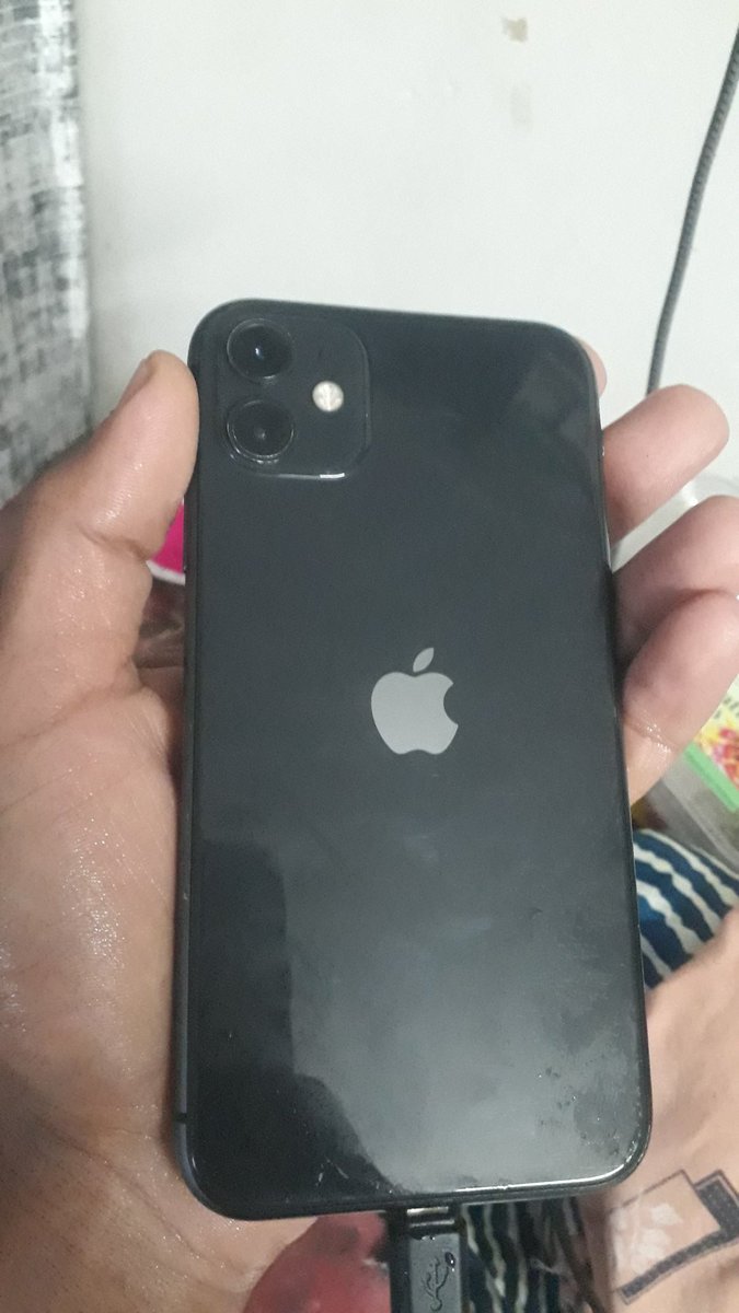 Yo_netam_27's tweet photo. @ZoomexOfficial My first iPhone was the iPhone 11, which I got in 2019.
I still donโt want to sell it because it holds memories of my first job, my first love, and all the biggest struggles Iโve been through.
That phone isnโt just a device โ itโs a part of my journey.#ZoomexStory #MyFirstIPhone https://t.co/z1NRqdbqP6