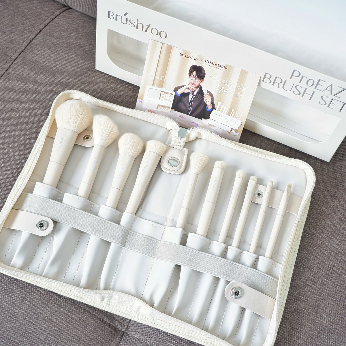 bhatranits's tweet photo. ไม่บ่อยนะที่จะเห็น Makeup Artist ระดับที่แต่งหน้าให้ดาราตัวท็อป มาคอลแลปออกแบบเซตแปรงเอง

BrushToo x Homeless Makeup นี่เป็นเซตแปรงที่ BrushToo คอลแลปกับคุณโฮม Makeup Artist ชื่อดัง เบื้องหลังลุคสวย ๆ ของศิลปินหลายคนอย่าง คุณอั้ม พัชราภา, หลิงหลิง คอง หรือ โบว์ เมลดา

ในเซตได้แปรงมาครบถึง 10 ชิ้น ใช้งานได้ตั้งแต่งานผิว งานตา งานแก้ม ไปจนถึงงานปาก ขนแปรงนุ่มและเด้งสุด ๆ ไม่บาดผิว จิกเนื้อผลิตภัณฑ์ได้ดี เกลี่ยง่าย เบลนด์สีก็สวย เราลองล้างทำความสะอาดแล้ว ขนแปรงยังแน่น ไม่หลุดร่วงง่าย และนุ่มเหมือนเดิม

แถมในเซตมีกระเป๋าใส่แปรงมาให้ด้วย จัดเก็บง่าย พกพาสะดวกมาก ใครกำลังหาแปรงแต่งหน้าครบ ๆ เซตนี้จบเลย
