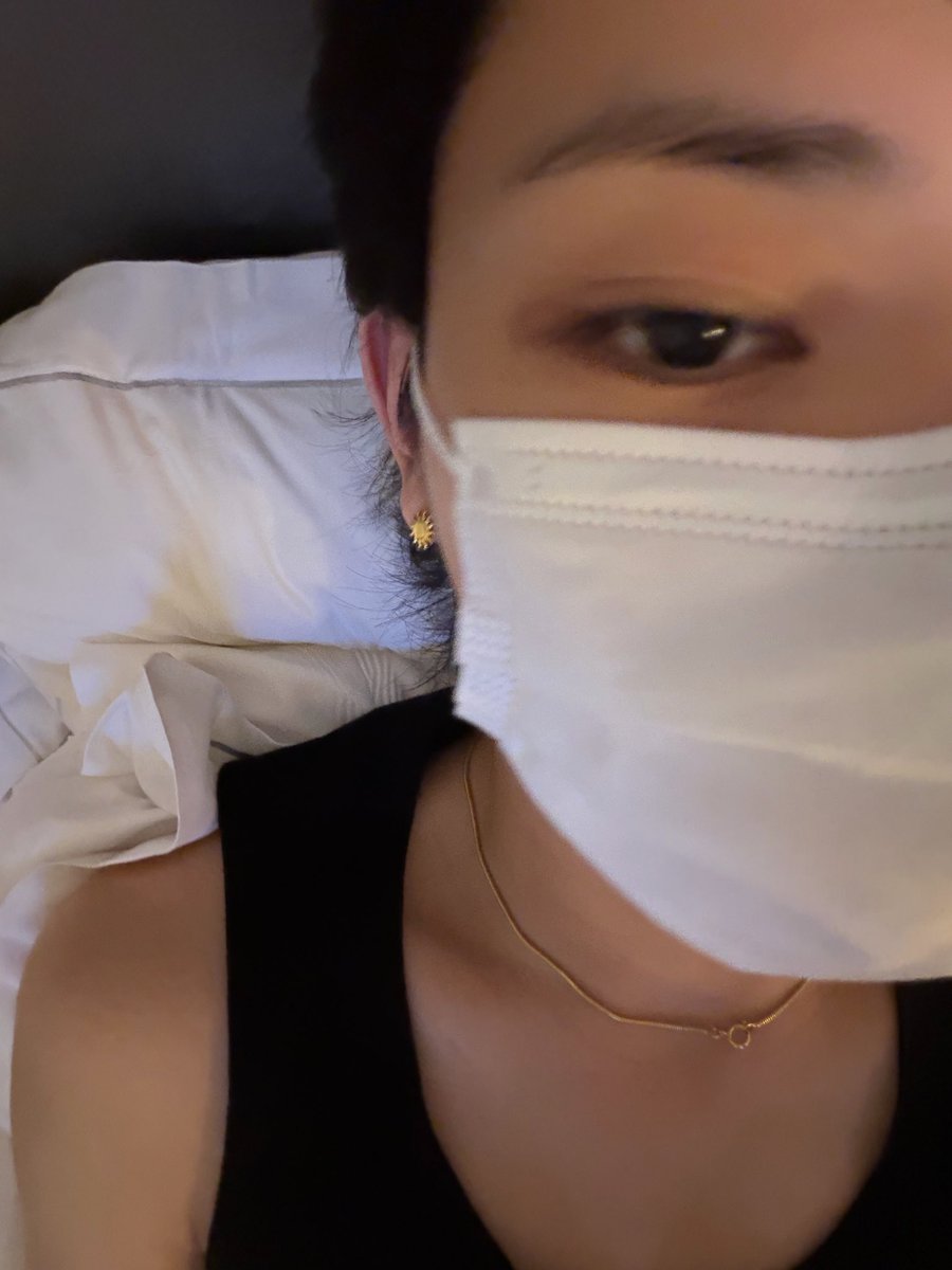 ohyulyul's tweet photo. 🐈‍⬛ kalo tenggorokanku udah agak mendingan, aku bakal ngelive ya
🐈‍⬛ kondisiku masih begini terus nih
🐈‍⬛ jaga kesehatan kalian baik baik selagi belom sakit ya
🐈‍⬛ kalo udah sakit tuh semuanya jadi percuma aja
🐈‍⬛ karena sakit kali ini aku jadi makin sadar
🐈‍⬛ kalo kesehatan tuh penting banget

Ya Allah ndul, tenggorokannya lagi gaenak ya?? Stay hydrated ya ganteengg❤️‍🩹
